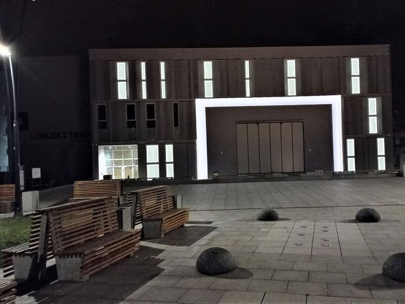 Lubuski Teatr w Zielonej Górze powiększył się o budynek Sceny Lalkowej. W lutym 2023 roku ostateczny wygląd ma już fasada obiektu, która robi wrażenie również po zmierzchu.