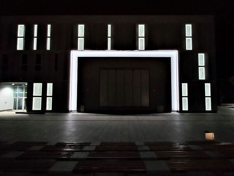 Lubuski Teatr w Zielonej Górze powiększył się o budynek Sceny Lalkowej. W lutym 2023 roku ostateczny wygląd ma już fasada obiektu, która robi wrażenie również po zmierzchu.
