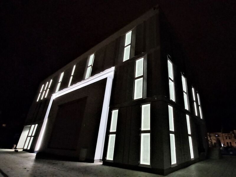 Lubuski Teatr w Zielonej Górze powiększył się o budynek Sceny Lalkowej. W lutym 2023 roku ostateczny wygląd ma już fasada obiektu, która robi wrażenie również po zmierzchu.