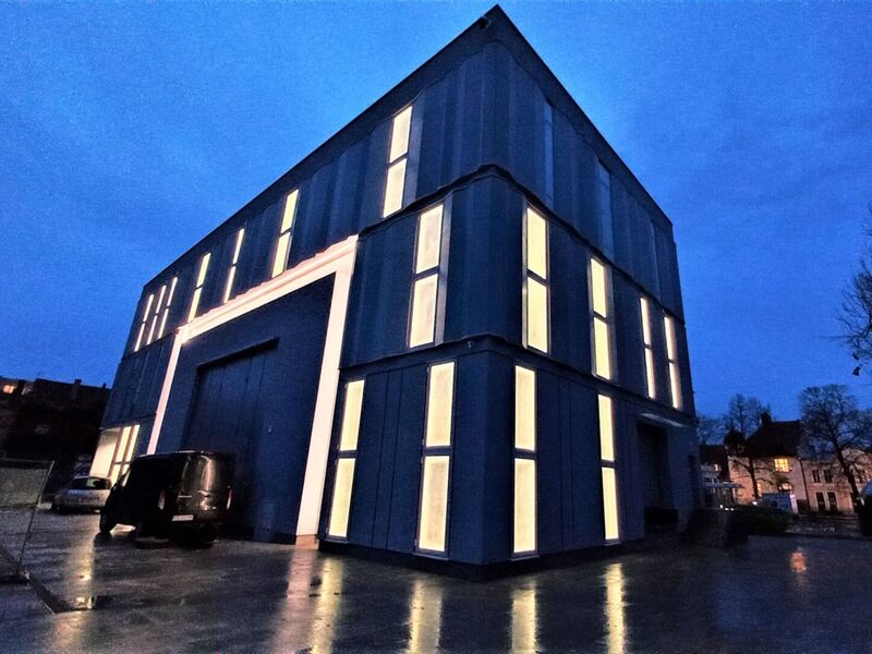 Lubuski Teatr w Zielonej Górze powiększył się o budynek Sceny Lalkowej. W lutym 2023 roku ostateczny wygląd ma już fasada obiektu, która robi wrażenie również po zmierzchu.