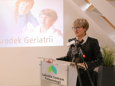 Marszałek Elżbieta Anna Polak przemawia podczas uroczystości otwarcie Ośrodka Geriatrii w Torzymiu