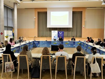 18 lutego 2023 r. Debata z cyklu „Rozmowy przy okrągłym stole o Bezpiecznej Szkole”, na którą zaprosiły Fundacja GrowSPACE we współpracy z Regionalnym Przedstawicielstwem Komisji Europejskiej w Polsce - w Sali Kolumnowej Urzędu Marszałkowskiego Województwa Lubuskiego w Zielonej Górze.
