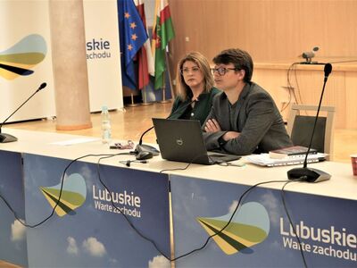 18 lutego 2023 r. Debata z cyklu „Rozmowy przy okrągłym stole o Bezpiecznej Szkole”, na którą zaprosiły Fundacja GrowSPACE we współpracy z Regionalnym Przedstawicielstwem Komisji Europejskiej w Polsce - w Sali Kolumnowej Urzędu Marszałkowskiego Województwa Lubuskiego w Zielonej Górze.