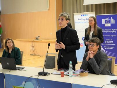 18 lutego 2023 r. Debata z cyklu „Rozmowy przy okrągłym stole o Bezpiecznej Szkole”, na którą zaprosiły Fundacja GrowSPACE we współpracy z Regionalnym Przedstawicielstwem Komisji Europejskiej w Polsce - w Sali Kolumnowej Urzędu Marszałkowskiego Województwa Lubuskiego w Zielonej Górze.