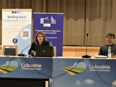 18 lutego 2023 r. Debata z cyklu „Rozmowy przy okrągłym stole o Bezpiecznej Szkole”, na którą zaprosiły Fundacja GrowSPACE we współpracy z Regionalnym Przedstawicielstwem Komisji Europejskiej w Polsce - w Sali Kolumnowej Urzędu Marszałkowskiego Województwa Lubuskiego w Zielonej Górze.