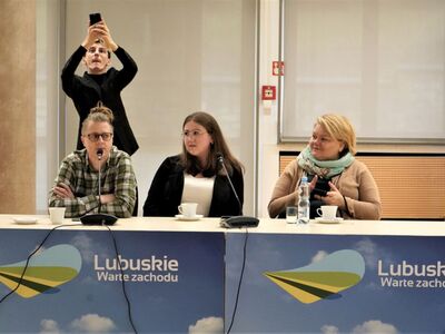 18 lutego 2023 r. Debata z cyklu „Rozmowy przy okrągłym stole o Bezpiecznej Szkole”, na którą zaprosiły Fundacja GrowSPACE we współpracy z Regionalnym Przedstawicielstwem Komisji Europejskiej w Polsce - w Sali Kolumnowej Urzędu Marszałkowskiego Województwa Lubuskiego w Zielonej Górze.