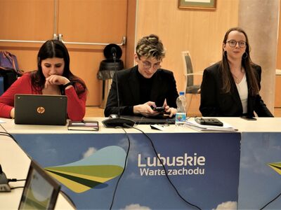 18 lutego 2023 r. Debata z cyklu „Rozmowy przy okrągłym stole o Bezpiecznej Szkole”, na którą zaprosiły Fundacja GrowSPACE we współpracy z Regionalnym Przedstawicielstwem Komisji Europejskiej w Polsce - w Sali Kolumnowej Urzędu Marszałkowskiego Województwa Lubuskiego w Zielonej Górze.
