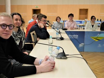 18 lutego 2023 r. Debata z cyklu „Rozmowy przy okrągłym stole o Bezpiecznej Szkole”, na którą zaprosiły Fundacja GrowSPACE we współpracy z Regionalnym Przedstawicielstwem Komisji Europejskiej w Polsce - w Sali Kolumnowej Urzędu Marszałkowskiego Województwa Lubuskiego w Zielonej Górze.