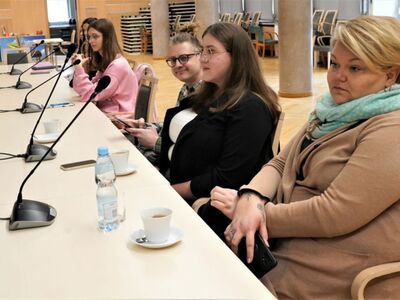 18 lutego 2023 r. Debata z cyklu „Rozmowy przy okrągłym stole o Bezpiecznej Szkole”, na którą zaprosiły Fundacja GrowSPACE we współpracy z Regionalnym Przedstawicielstwem Komisji Europejskiej w Polsce - w Sali Kolumnowej Urzędu Marszałkowskiego Województwa Lubuskiego w Zielonej Górze.
