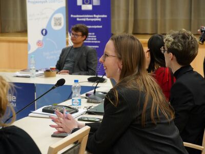 18 lutego 2023 r. Debata z cyklu „Rozmowy przy okrągłym stole o Bezpiecznej Szkole”, na którą zaprosiły Fundacja GrowSPACE we współpracy z Regionalnym Przedstawicielstwem Komisji Europejskiej w Polsce - w Sali Kolumnowej Urzędu Marszałkowskiego Województwa Lubuskiego w Zielonej Górze.