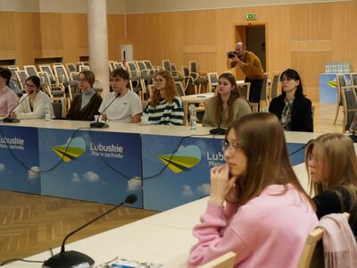 18 lutego 2023 r. Debata z cyklu „Rozmowy przy okrągłym stole o Bezpiecznej Szkole”, na którą zaprosiły Fundacja GrowSPACE we współpracy z Regionalnym Przedstawicielstwem Komisji Europejskiej w Polsce - w Sali Kolumnowej Urzędu Marszałkowskiego Województwa Lubuskiego w Zielonej Górze.