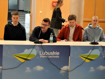 18 lutego 2023 r. Debata z cyklu „Rozmowy przy okrągłym stole o Bezpiecznej Szkole”, na którą zaprosiły Fundacja GrowSPACE we współpracy z Regionalnym Przedstawicielstwem Komisji Europejskiej w Polsce - w Sali Kolumnowej Urzędu Marszałkowskiego Województwa Lubuskiego w Zielonej Górze.