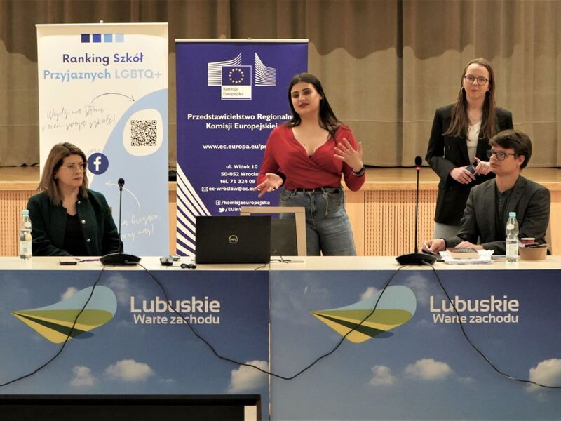 18 lutego 2023 r. Debata z cyklu „Rozmowy przy okrągłym stole o Bezpiecznej Szkole”, na którą zaprosiły Fundacja GrowSPACE we współpracy z Regionalnym Przedstawicielstwem Komisji Europejskiej w Polsce - w Sali Kolumnowej Urzędu Marszałkowskiego Województwa Lubuskiego w Zielonej Górze.