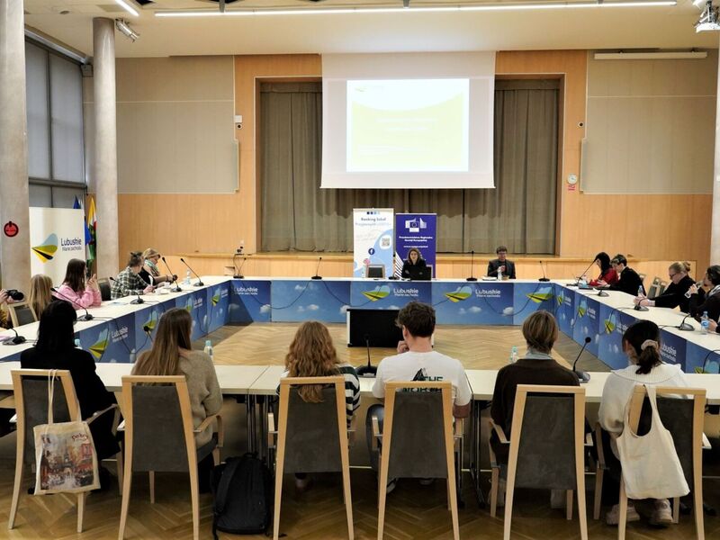 18 lutego 2023 r. Debata z cyklu „Rozmowy przy okrągłym stole o Bezpiecznej Szkole”, na którą zaprosiły Fundacja GrowSPACE we współpracy z Regionalnym Przedstawicielstwem Komisji Europejskiej w Polsce - w Sali Kolumnowej Urzędu Marszałkowskiego Województwa Lubuskiego w Zielonej Górze.