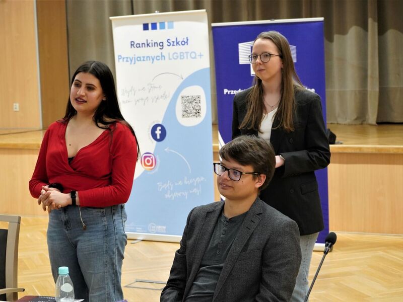 18 lutego 2023 r. Debata z cyklu „Rozmowy przy okrągłym stole o Bezpiecznej Szkole”, na którą zaprosiły Fundacja GrowSPACE we współpracy z Regionalnym Przedstawicielstwem Komisji Europejskiej w Polsce - w Sali Kolumnowej Urzędu Marszałkowskiego Województwa Lubuskiego w Zielonej Górze.