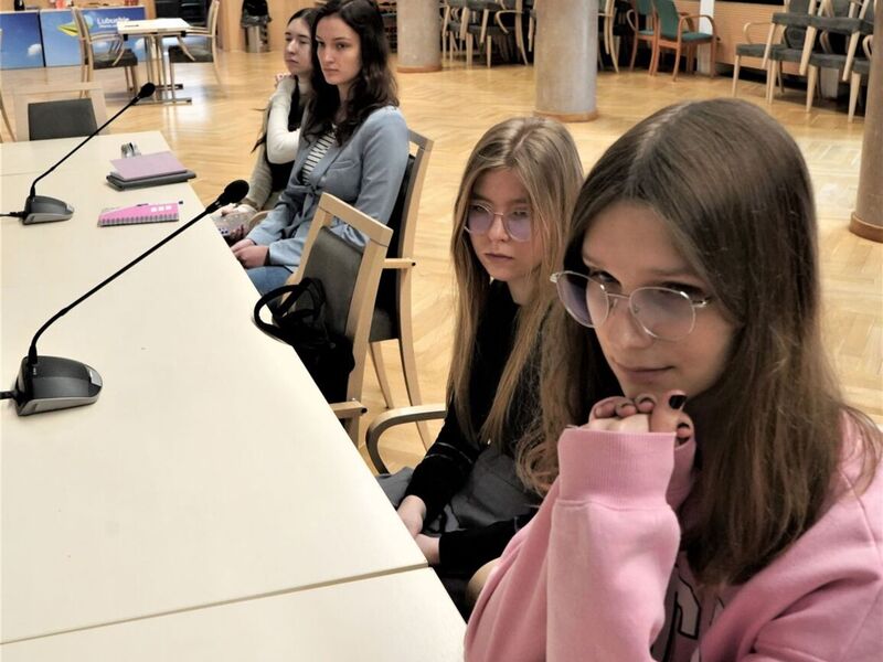 18 lutego 2023 r. Debata z cyklu „Rozmowy przy okrągłym stole o Bezpiecznej Szkole”, na którą zaprosiły Fundacja GrowSPACE we współpracy z Regionalnym Przedstawicielstwem Komisji Europejskiej w Polsce - w Sali Kolumnowej Urzędu Marszałkowskiego Województwa Lubuskiego w Zielonej Górze.