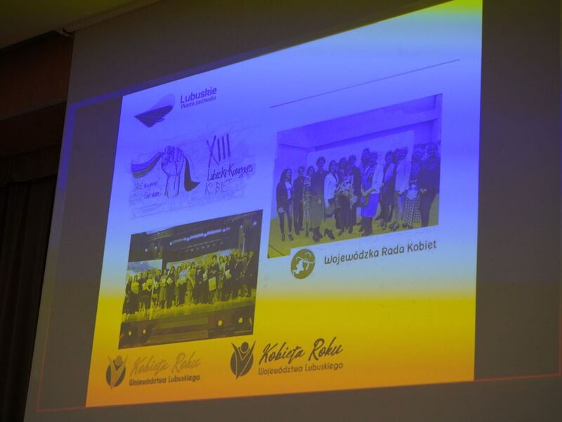 18 lutego 2023 r. Debata z cyklu „Rozmowy przy okrągłym stole o Bezpiecznej Szkole”, na którą zaprosiły Fundacja GrowSPACE we współpracy z Regionalnym Przedstawicielstwem Komisji Europejskiej w Polsce - w Sali Kolumnowej Urzędu Marszałkowskiego Województwa Lubuskiego w Zielonej Górze.