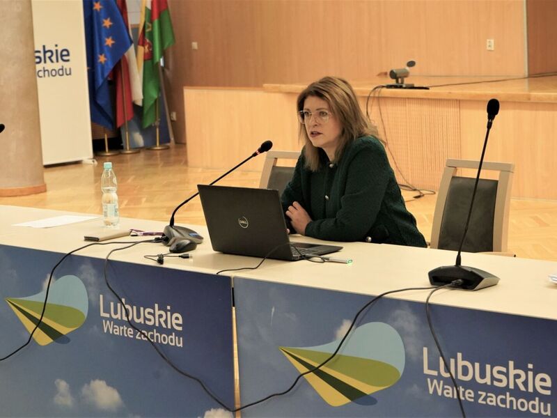 18 lutego 2023 r. Debata z cyklu „Rozmowy przy okrągłym stole o Bezpiecznej Szkole”, na którą zaprosiły Fundacja GrowSPACE we współpracy z Regionalnym Przedstawicielstwem Komisji Europejskiej w Polsce - w Sali Kolumnowej Urzędu Marszałkowskiego Województwa Lubuskiego w Zielonej Górze.