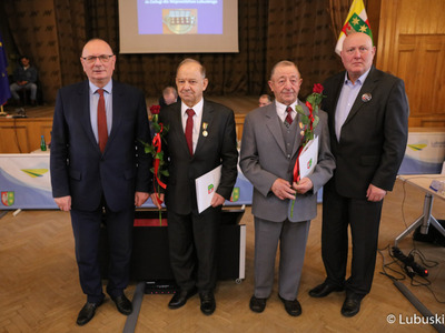 Podczas poniedziałkowej sesji sejmiku wręczono „Odznaki Honorowe za Zasługi dla Województwa Lubuskiego”. Wyróżnienia odebrali Wiesław Mickiewicz oraz Marek Radzik.
