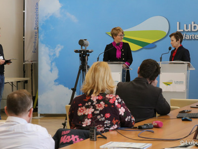 Uczestnicy konferencji prasowej poświęconej wsparciu samorządu województwa lubuskiego dla kierunku studiów Pielęgniarstwo na Akademii im. Jakuba z Paradyża w Gorzowie Wlkp. 
