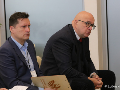 Uczestnicy konferencji prasowej poświęconej wsparciu samorządu województwa lubuskiego dla kierunku studiów Pielęgniarstwo na Akademii im. Jakuba z Paradyża w Gorzowie Wlkp. 