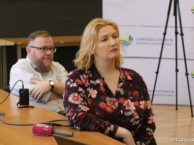 Uczestnicy konferencji prasowej poświęconej wsparciu samorządu województwa lubuskiego dla kierunku studiów Pielęgniarstwo na Akademii im. Jakuba z Paradyża w Gorzowie Wlkp. 