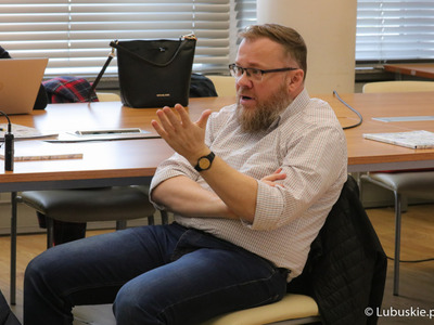 Dziennikarze zadaje pytania na konferencji prasowej poświęconej wsparciu samorządu województwa lubuskiego dla kierunku studiów Pielęgniarstwo na Akademii im. Jakuba z Paradyża w Gorzowie Wlkp. 