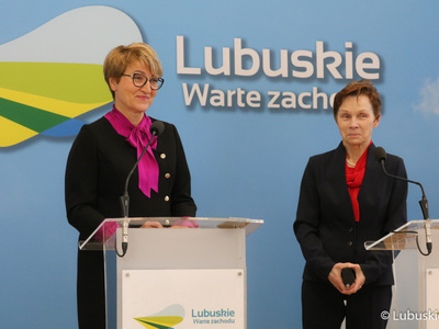 Marszałek Województwa Lubuskiego Elżbieta Anna Polak (z lewej) oraz Rektor Akademii im. Jakuba z Paradyża w Gorzowie Wlkp. prof. dr hab. Elżbieta Skorupska-Raczyńska.