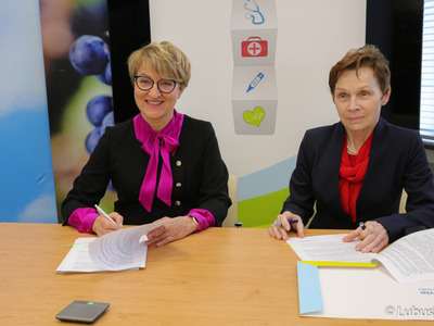 Marszałek Województwa Lubuskiego Elżbieta Anna Polak (z lewej) oraz Rektor Akademii im. Jakuba z Paradyża w Gorzowie Wlkp. prof. dr hab. Elżbieta Skorupska-Raczyńska.