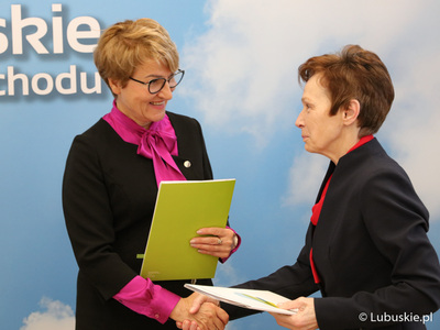 Marszałek Województwa Lubuskiego Elżbieta Anna Polak (z lewej) oraz Rektor Akademii im. Jakuba z Paradyża w Gorzowie Wlkp. prof. dr hab. Elżbieta Skorupska-Raczyńska.