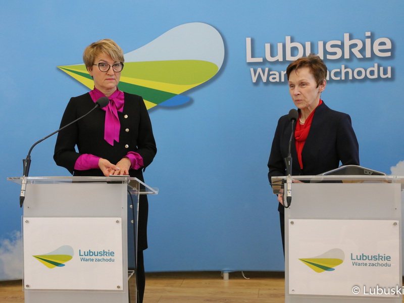 Marszałek Województwa Lubuskiego Elżbieta Anna Polak (z lewej) oraz Rektor Akademii im. Jakuba z Paradyża w Gorzowie Wlkp. prof. dr hab. Elżbieta Skorupska-Raczyńska.