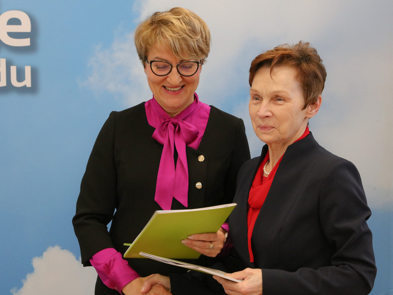 Marszałek Województwa Lubuskiego Elżbieta Anna Polak (z lewej) oraz Rektor Akademii im. Jakuba z Paradyża w Gorzowie Wlkp. prof. dr hab. Elżbieta Skorupska-Raczyńska.