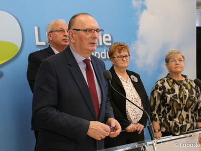 Wicemarszałek Województwa Lubuskiego Stanisław Tomczyszyn (przy mikrofonie) podczas konferencji prasowej poprzedzającej Forum Producentów Produktów Regionalnych.