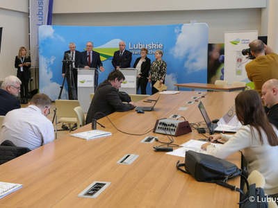 Uczestnicy konferencji prasowej poprzedzającej Forum Producentów Produktów Regionalnych. 