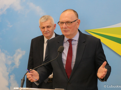 Wicemarszałek Województwa Lubuskiego Stanisław Tomczyszyn (przy mikrofonie) podczas konferencji prasowej poprzedzającej Forum Producentów Produktów Regionalnych.