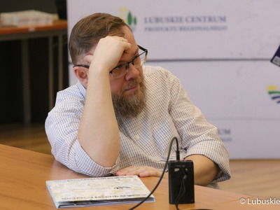 Dziennikarz na konferencji prasowej poprzedzającej Forum Producentów Produktów Regionalnych