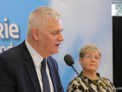 Dyr Regionalnego Centrum Produktu Regionalnego Jacek Urbański podczas konferencji prasowej poprzedzającej Forum Producentów Produktów Regionalnych. W tle Radna Województwa Lubuskiego Anna Chinalska.