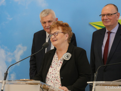 Uczestnicy konferencji prasowej poprzedzającej Forum Producentów Produktów Regionalnych. Na zdjęciu: Wicemarszałek Województwa Lubuskiego Stanisław Tomczyszyn (z prawej), Dyr Regionalnego Centrum Produktu Regionalnego Jacek Urbański oraz Przewodnicząca Rady Programowej LCPR Grażyna Dereń (przy mikrofonie).