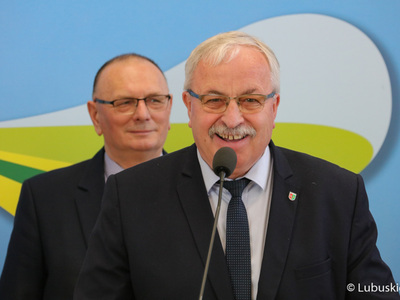 Uczestnicy konferencji prasowej poprzedzającej Forum Producentów Produktów Regionalnych. Na zdjęciu; Wicemarszałek Województwa Lubuskiego Stanisław Tomczyszyn (z tyłu) oraz Wójt Gminy Krzeszyce Stanisław Peczkajtis  (przy mikrofonie).