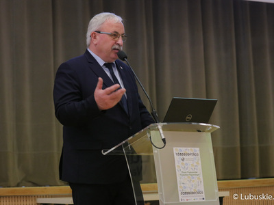 Wójt Gminy Krzeszyce Stanisław Peczkajtis przemawia podczas Forum Producentów Produktów Regionalnych w Sali Kolumnowej Urzędu Marszałkowskiego Województwa Lubuskiego w Zielonej Górze 