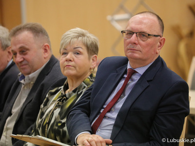 Wicemarszałek Województwa Lubuskiego Stanisław Tomczyszyn oraz Radna Województwa Lubuskiego Anna Chinalska podczas Forum Producentów Produktów Regionalnych w Sali Kolumnowej Urzędu Marszałkowskiego Województwa Lubuskiego w Zielonej Górze 