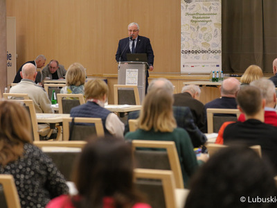 Wójt Gminy Krzeszyce Stanisław Peczkajtis przemawia podczas Forum Producentów Produktów Regionalnych w Sali Kolumnowej Urzędu Marszałkowskiego Województwa Lubuskiego w Zielonej Górze 