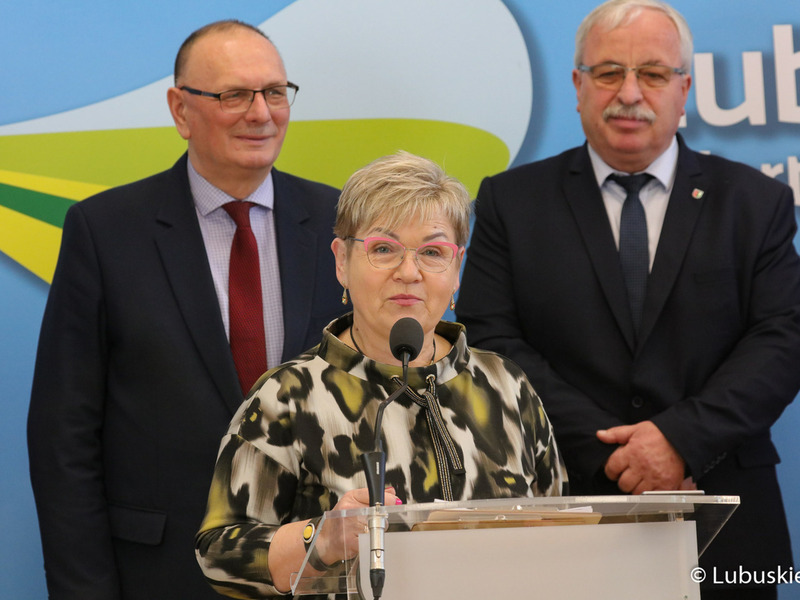 Uczestnicy konferencji prasowej poprzedzającej Forum Producentów Produktów Regionalnych. Na zdjęciu: Wicemarszałek Województwa Lubuskiego Stanisław Tomczyszyn (z lewej), Radna Województwa Lubuskiego Anna Chinalska (przy mikrofonie) oraz Wójt Gminy Krzeszyce Stanisław Peczkajtis.