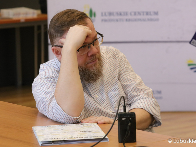 Dziennikarz na konferencji prasowej poprzedzającej Forum Producentów Produktów Regionalnych