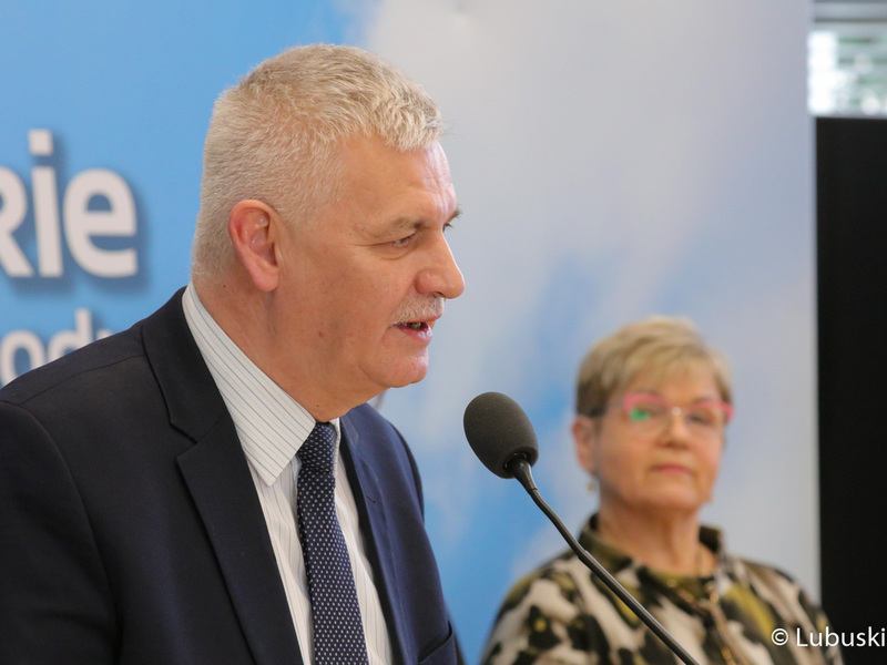 Dyr Regionalnego Centrum Produktu Regionalnego Jacek Urbański podczas konferencji prasowej poprzedzającej Forum Producentów Produktów Regionalnych. W tle Radna Województwa Lubuskiego Anna Chinalska.