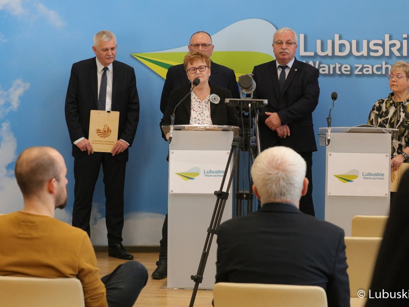 Uczestnicy konferencji prasowej poprzedzającej Forum Producentów Produktów Regionalnych. Na zdjęciu: Wicemarszałek Województwa Lubuskiego Stanisław Tomczyszyn, Dyr Regionalnego Centrum Produktu Regionalnego Jacek Urbański, Radna Województwa Lubuskiego Anna Chinalska. Przewodnicząca Rady Programowej LCPR Grażyna Dereń (przy mikrofonie) oraz Wójt Gminy Krzeszyce Stanisław Peczkajtis.