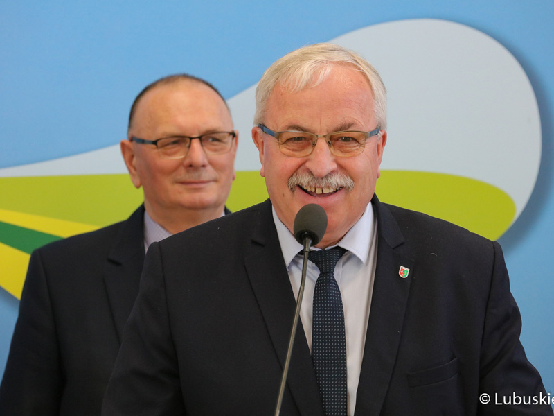 Uczestnicy konferencji prasowej poprzedzającej Forum Producentów Produktów Regionalnych. Na zdjęciu; Wicemarszałek Województwa Lubuskiego Stanisław Tomczyszyn (z tyłu) oraz Wójt Gminy Krzeszyce Stanisław Peczkajtis  (przy mikrofonie).