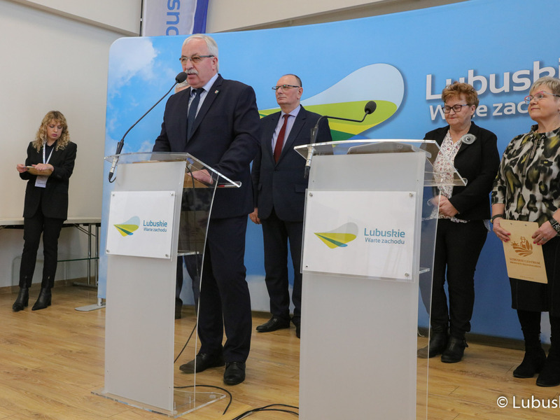 Uczestnicy konferencji prasowej poprzedzającej Forum Producentów Produktów Regionalnych. Na zdjęciu: Wicemarszałek Województwa Lubuskiego Stanisław Tomczyszyn, Dyr Regionalnego Centrum Produktu Regionalnego Jacek Urbański, Radna Województwa Lubuskiego Anna Chinalska. Przewodnicząca Rady Programowej LCPR Grażyna Dereń oraz Wójt Gminy Krzeszyce Stanisław Peczkajtis  (przy mikrofonie).