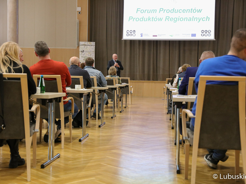 Przewodniczący Sejmiku Województwa Wacław Maciuszonek przemawia podczas Forum Producentów Produktów Regionalnych w Sali Kolumnowej Urzędu Marszałkowskiego Województwa Lubuskiego w Zielonej Górze
