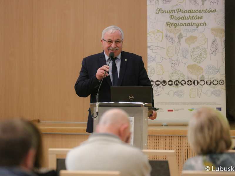 Wójt Gminy Krzeszyce Stanisław Peczkajtis przemawia podczas Forum Producentów Produktów Regionalnych w Sali Kolumnowej Urzędu Marszałkowskiego Województwa Lubuskiego w Zielonej Górze